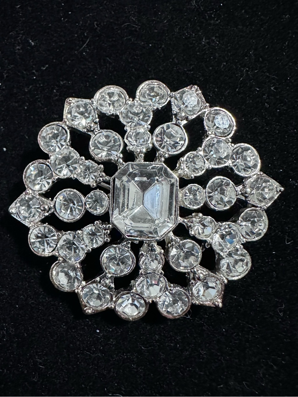 421- Vtge. LC LIZ CLAIBORNE RHINESTONE BROOCH